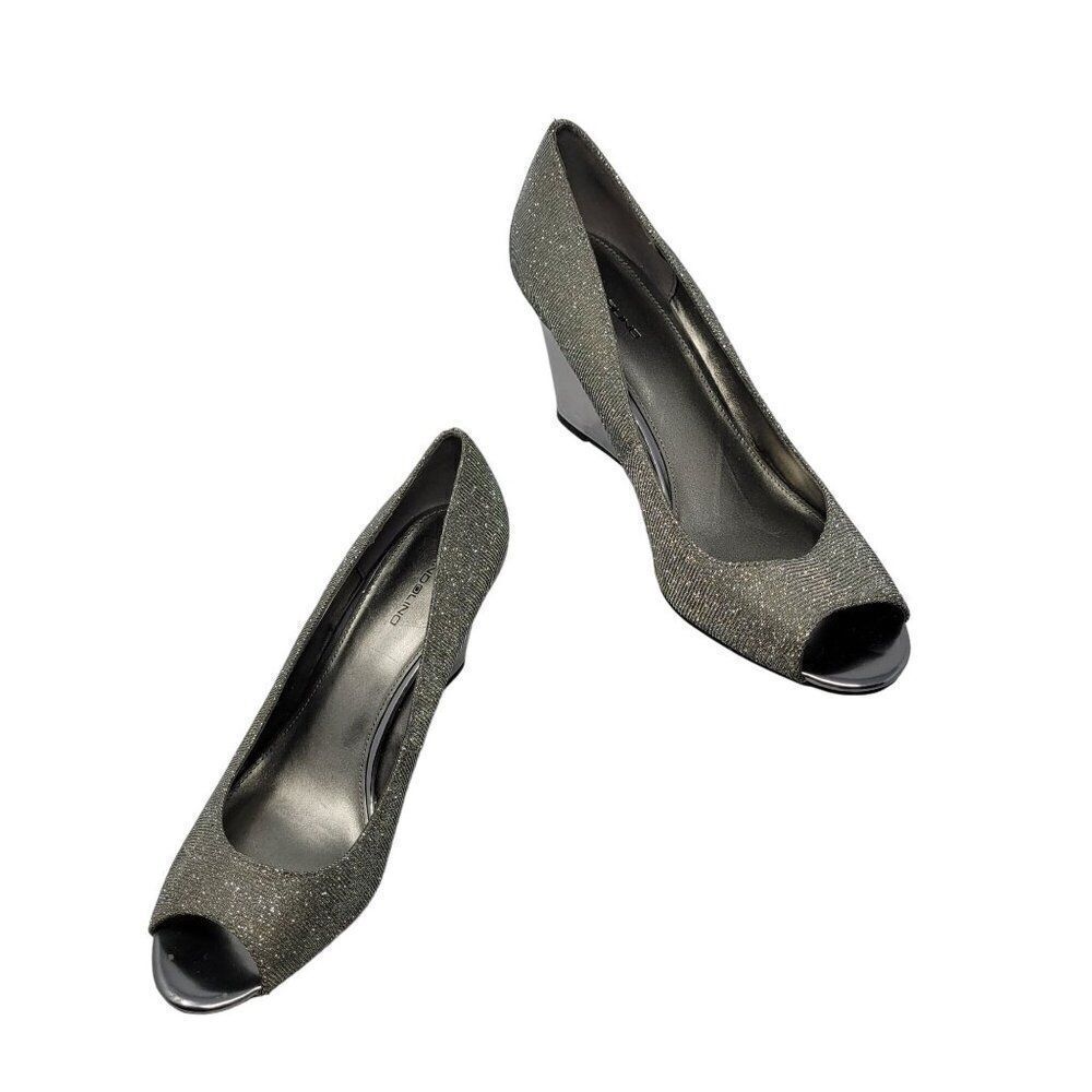 Bandolino Womens BDTufflove Wedge 11 Heel Metallic Silver Sparkle Peep‎ Toe Glam